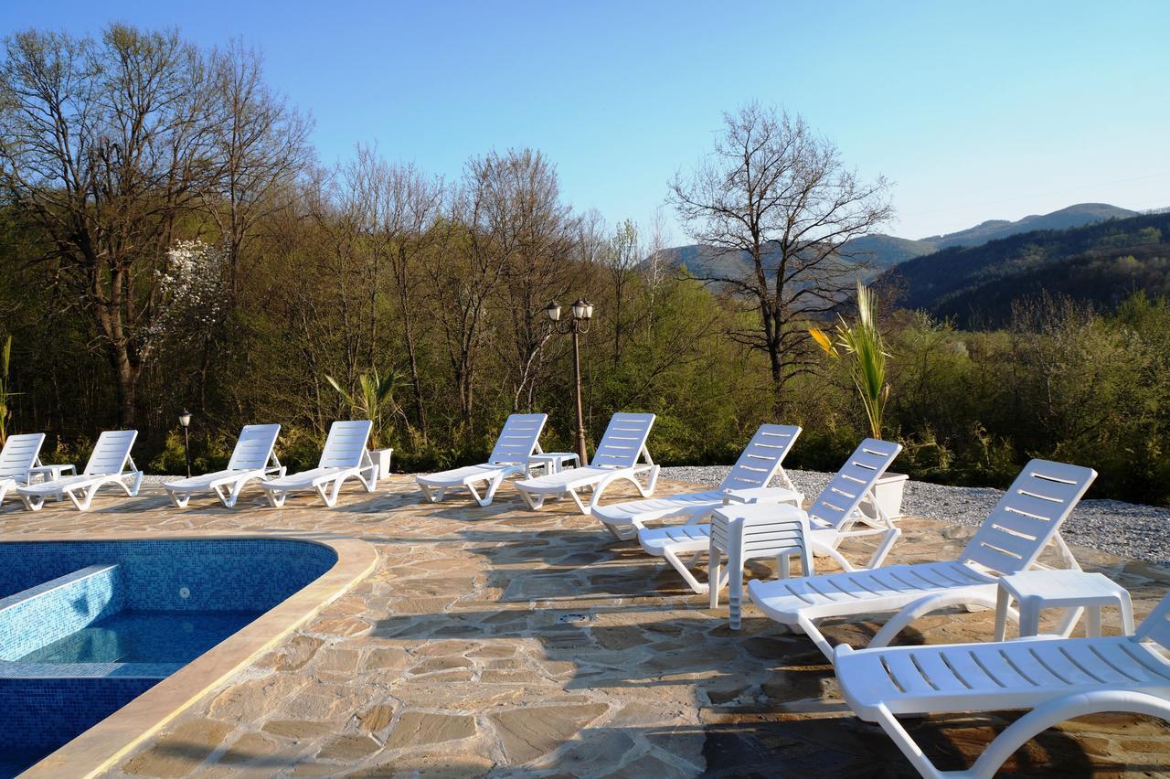 Family Complex Krisbo Hotel Donkovtsi Екстериор снимка